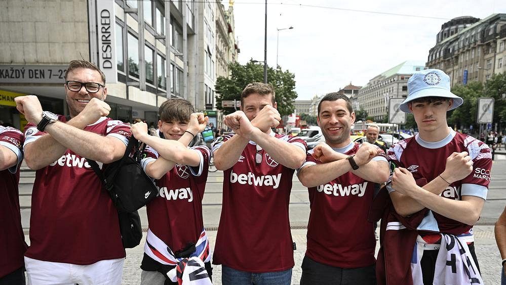 Na Letné se sešly stovky fanoušků West Hamu před finálem Konferenční ligy